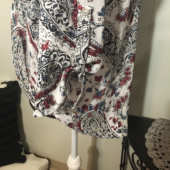 Peace & Pearls floral blouse - Picture 3 of 7